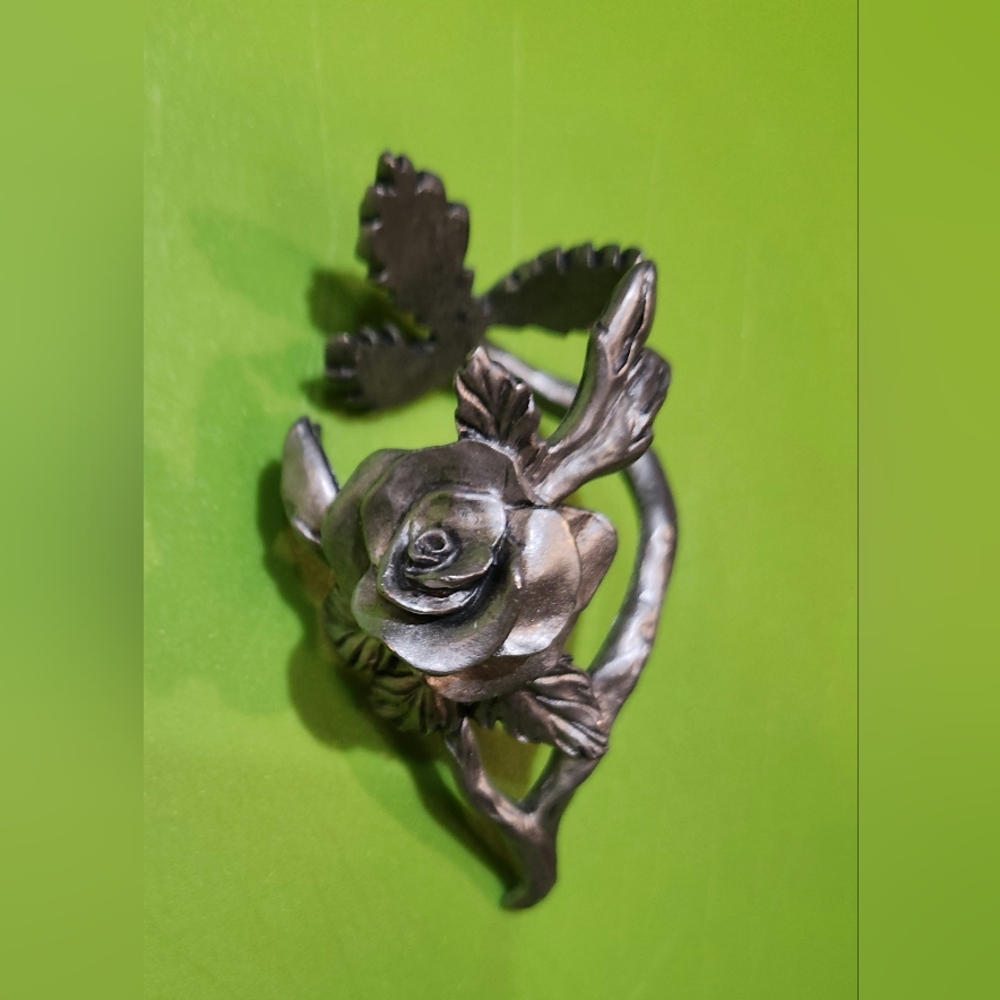 4 pewter napkin rings and a pewter pate knife